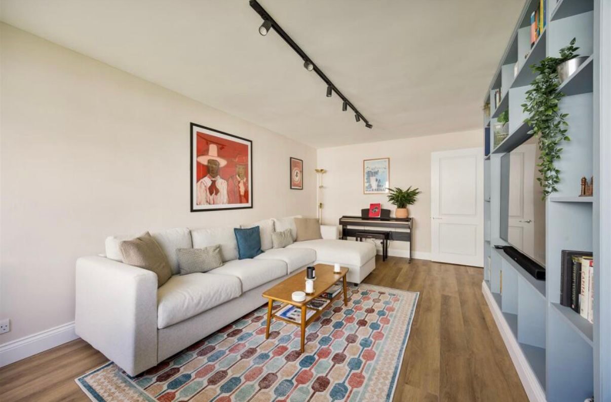 Alderbrook, Queenswood Gardens — living room